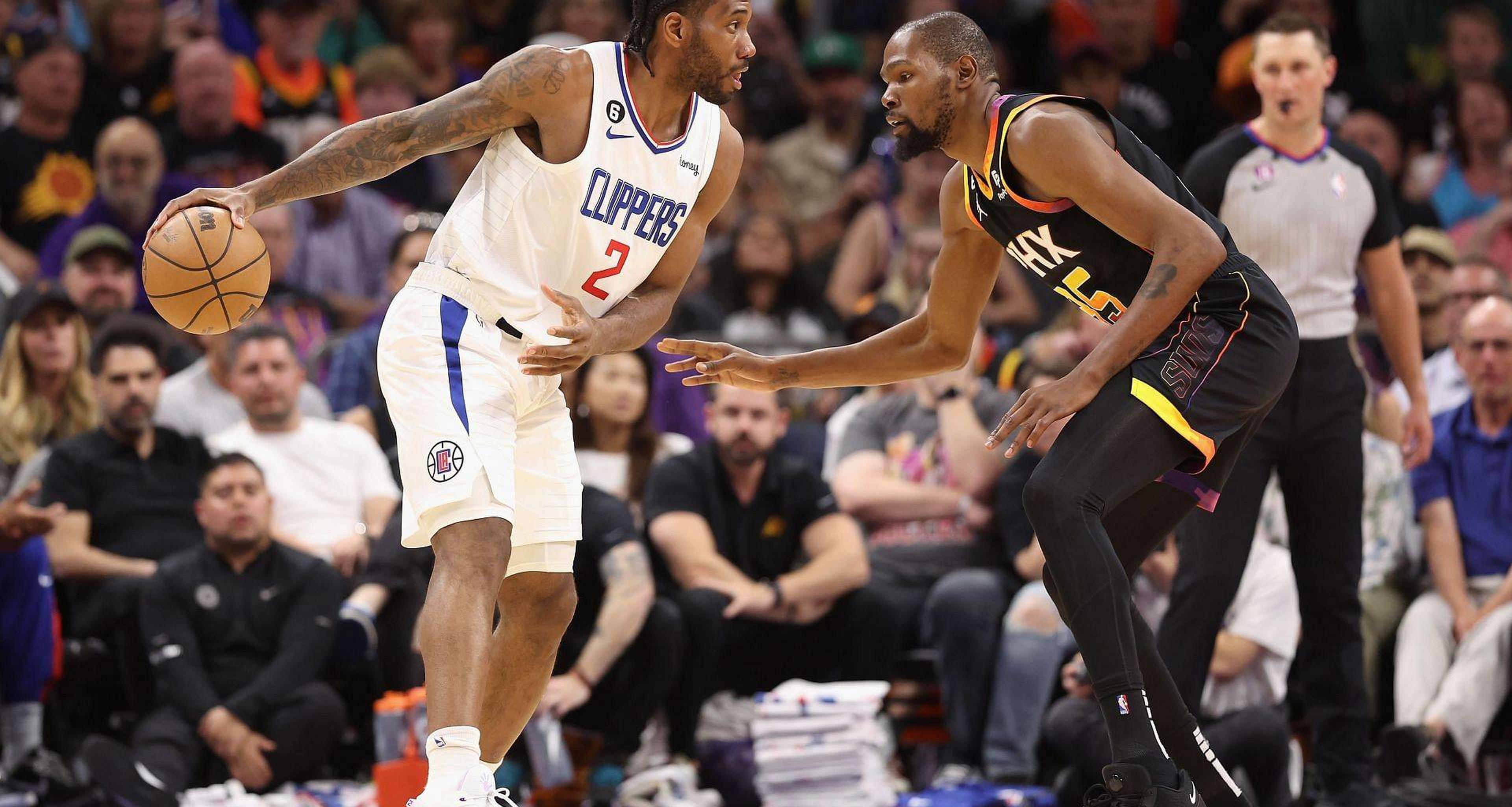 不够冷静！达米安·琼斯被犯规 原地暴扣+回替补席激烈抗议吃T（情绪失控！达米安·琼斯遭犯规仍原地暴扣，回替补席激烈抗议被判技术犯规）