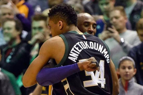 孔帕尼：凯恩和对手的手臂位置几乎一样，这种情况不该判点球（孔帕尼质疑判罚：凯恩与对手手臂位置几乎一致，不应判点球）