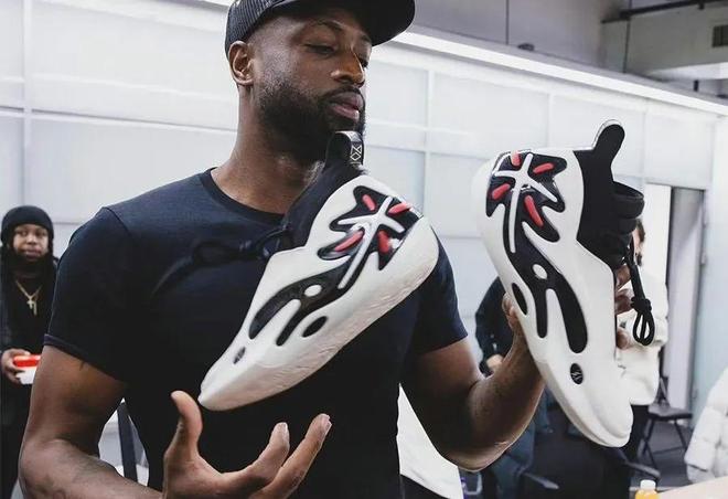 神锋！小蜜蜂前锋蒂亚戈再演梅开二度，联赛13场进11球（火力全开！小蜜蜂射手蒂亚戈再度双响，联赛13战11球）