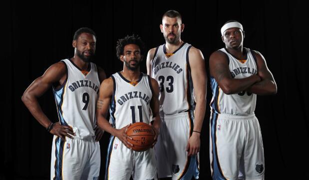 皇马3000万中卫重伤4个月！阿隆索哭晕：生死战后防6将养伤+2人染红（皇马3000万中卫伤停四月！阿隆索无奈：关键战后防线6人伤缺+两将染红）