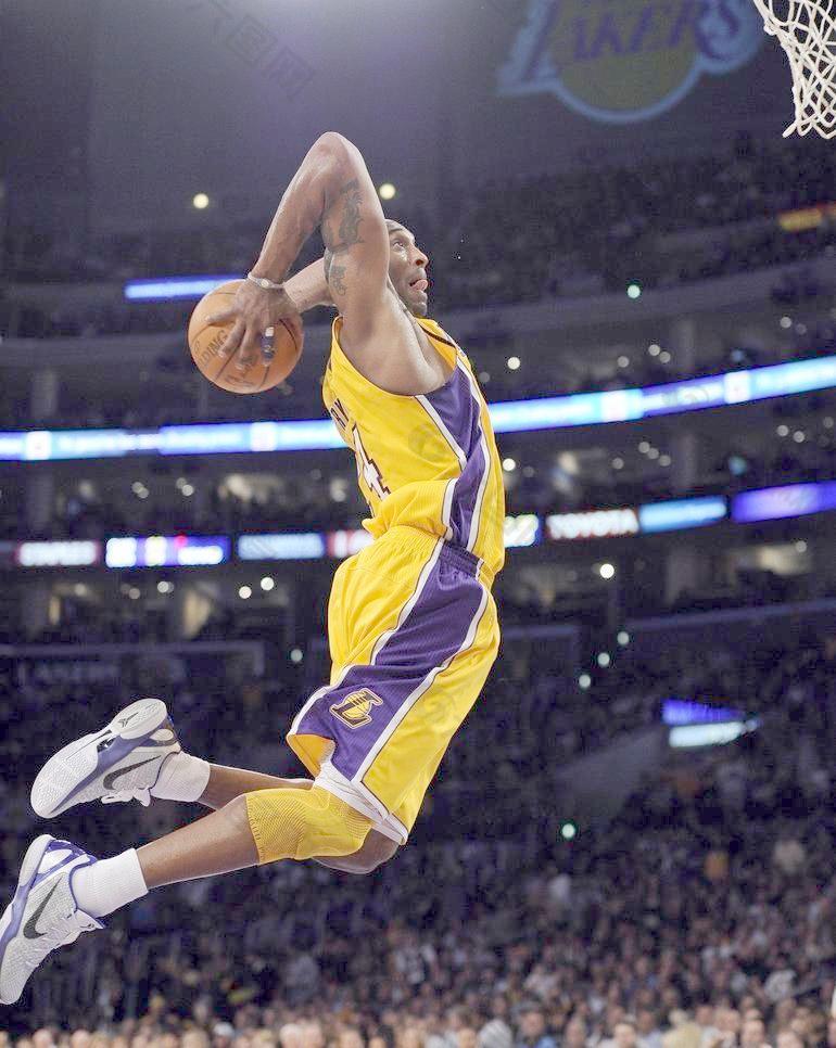 湖人詹姆斯关键三分锁定胜利（詹姆斯命中关键三分，湖人锁定胜局）