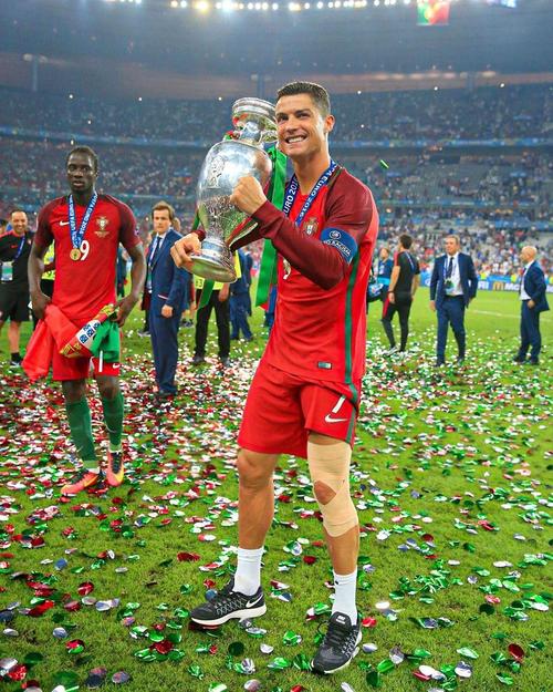 东契奇有望年终大战复出！湖人为其设计护具或衬垫 保护腿部不再受伤（东契奇预计年末大战复出，湖人将为其定制护具或衬垫护腿防再伤）