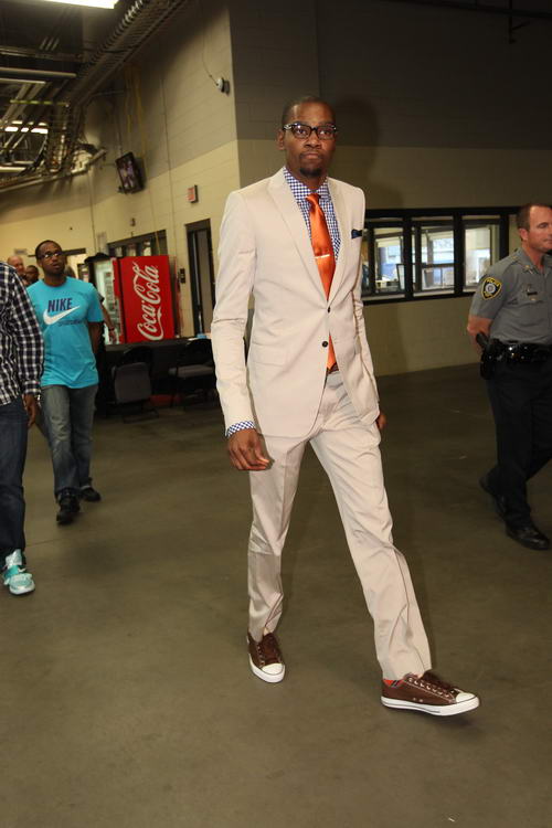 篮球勇士球员训练营表现亮眼（勇士队球员在训练营中表现出色）