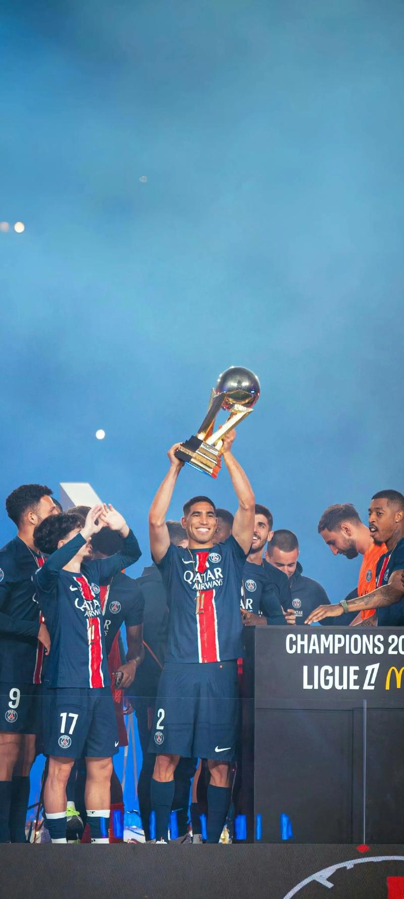 何宇鹏纪念捧杯： 一整季的重量都化为光芒，只为这一次触碰（何宇鹏捧起纪念杯：整季沉淀化作光辉，只为此刻的触碰）