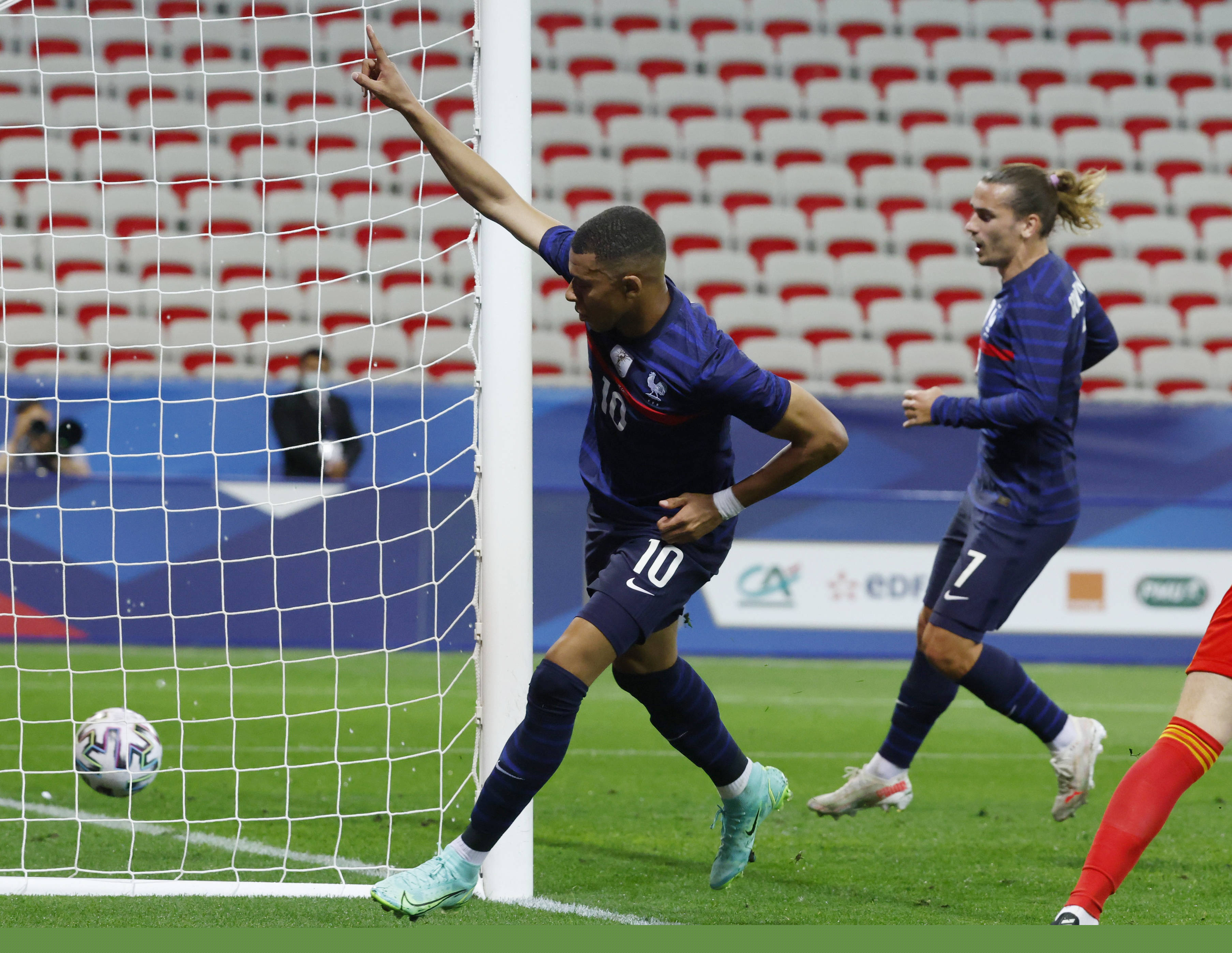 半场：拜仁2-2弗赖堡，卡尔、奥利塞分别传射，铃木唯人进球（半场战报：拜仁2-2弗赖堡，卡尔与奥利塞各传一射，铃木唯人破门）