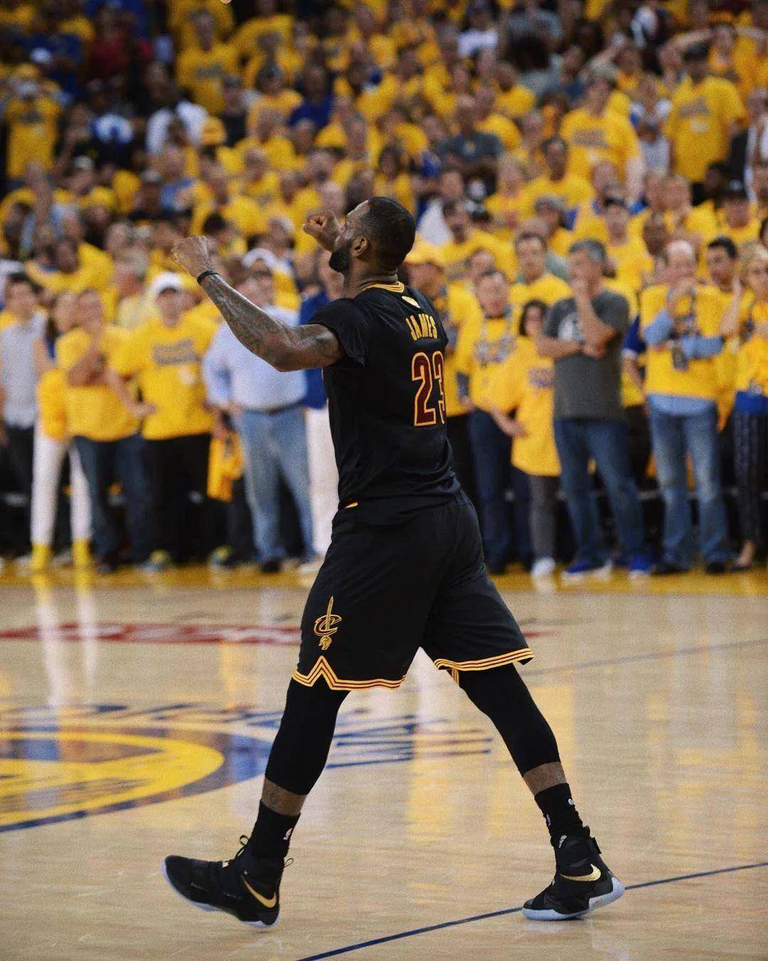 转折点：汤姆林三分球奠定（关键瞬间：汤姆林一记三分扭转战局）