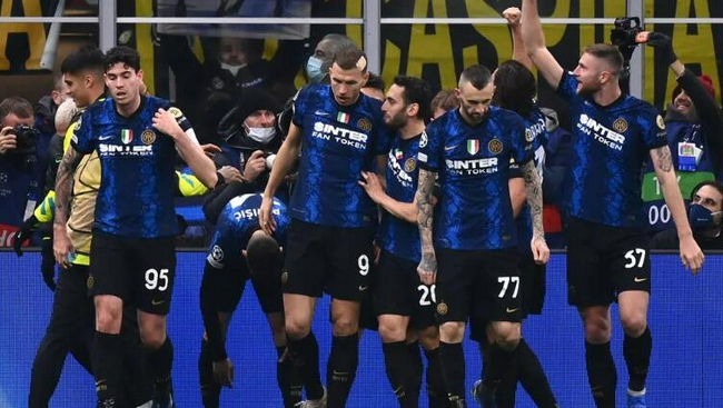 记者：对阵塞尔塔前阿隆索给全队放假两天，这让管理层不解（记者称阿隆索战塞尔塔前给全队放两天假，管理层难以理解）