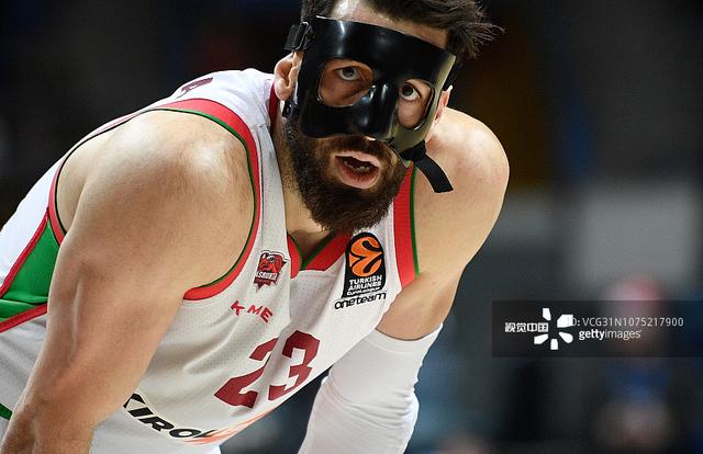 孔帕尼：卡尔能否和梅西相比？我们只想让他成为最好的卡尔（孔帕尼：别拿卡尔和梅西比较，我们只希望他做最好的卡尔）