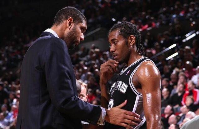 跌跌撞撞但是很有效！奎因转身过掉奥科吉跨步收球上篮得分（踉跄却高效！奎因转身摆脱奥科吉，跨步收球上篮得手）