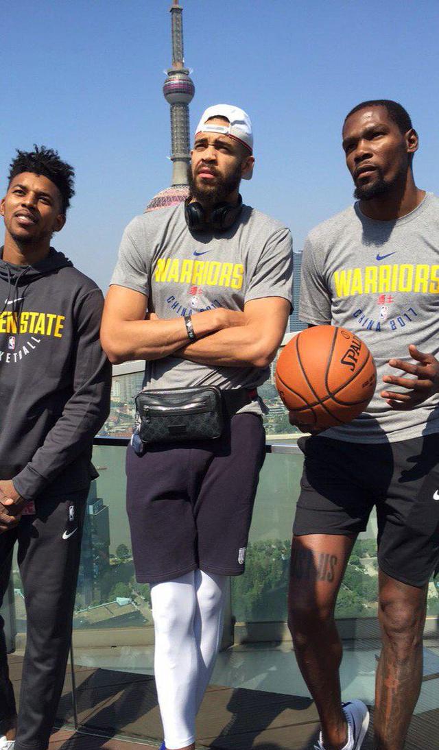 弗兰克：我很喜欢西蒙斯的整体表现；很高兴见到孙兴慜（弗兰克称赞西蒙斯全面发挥，并表示见到孙兴慜很高兴）