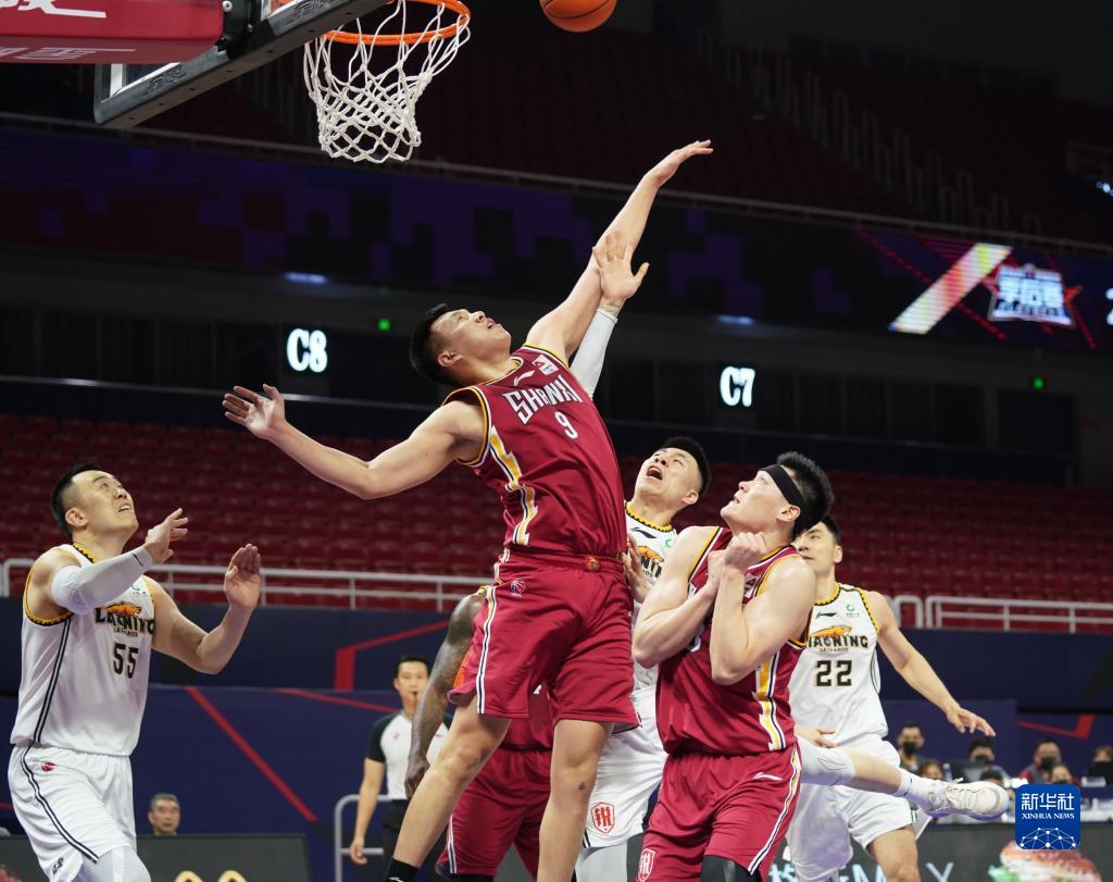 看台视角欣赏孙兴慜的任意球直接破门，球迷已经预感...（看台视角直击孙兴慜任意球破门，球迷早有预感）
