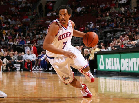 传闻：曼联和米兰球探现场考察18岁雷恩高中锋梅特（据称曼联与米兰派球探现场考察雷恩18岁中锋梅特）