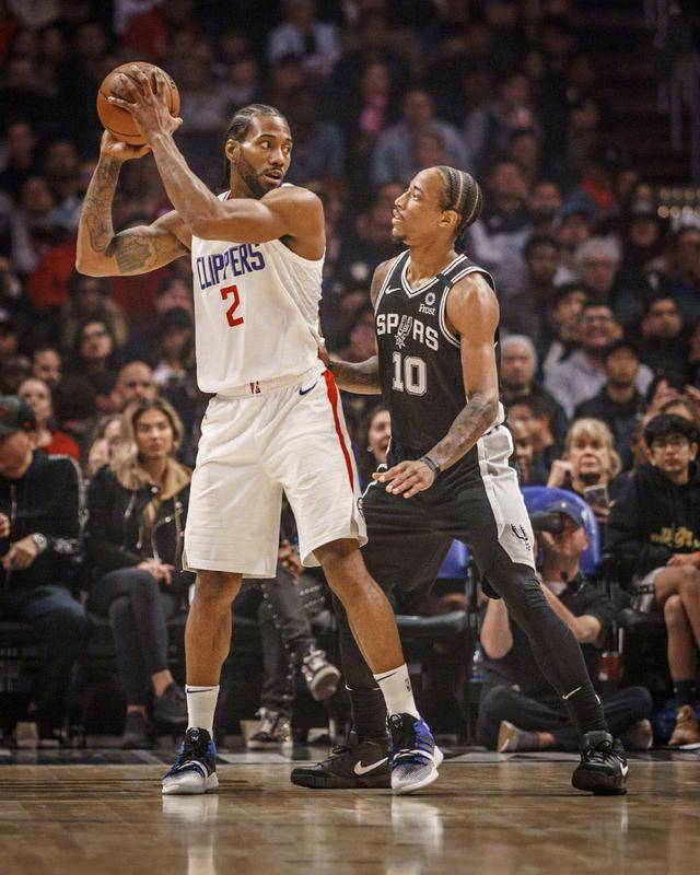 传帮带也挺好！萨拉赫向斯洛特“服软”，重新回归VS布莱顿阵容（萨拉赫与斯洛特达成默契，重回战布莱顿阵容）