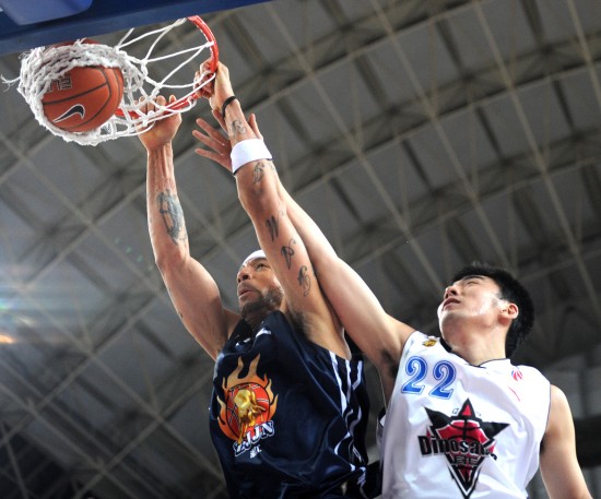 欧冠战报：马杜埃凯双响，马丁内利破门，阿森纳3-0布鲁日（欧冠综述：马杜埃凯梅开二度，马丁内利建功，阿森纳3-0完胜布鲁日）