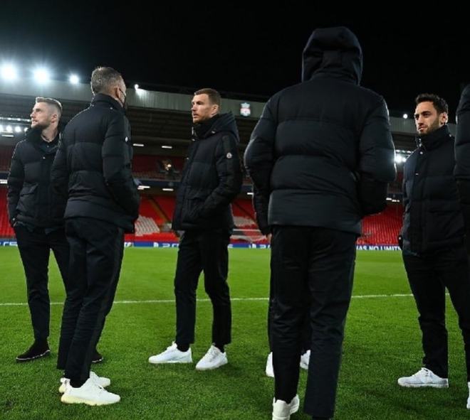 费迪南德：姆伯莫态度严谨且敬业，他能给曼联带来积极的影响（费迪南德看好姆伯莫：职业态度一流，能为曼联带来积极变化）