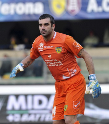 太阳vs湖人前瞻：里夫斯缺席，湖人客场复仇不易（太阳迎战湖人前瞻：里夫斯缺阵，湖人客场复仇艰难）