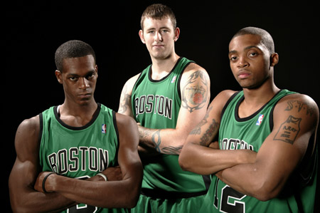 心情不佳？詹姆斯赛后第一时间走向球员通道离场，未与任何人交流（赛后情绪低落？詹姆斯直接走向球员通道离场，未与任何人交谈）