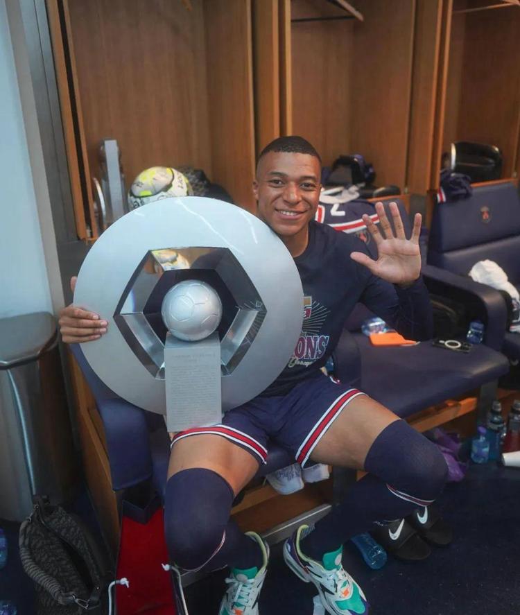 相似度99%！巴萨国王杯对手球员长相酷似拉莫斯，迅速外网走红（巴萨国王杯对手球员与拉莫斯神似，因撞脸在海外社媒火速走红）