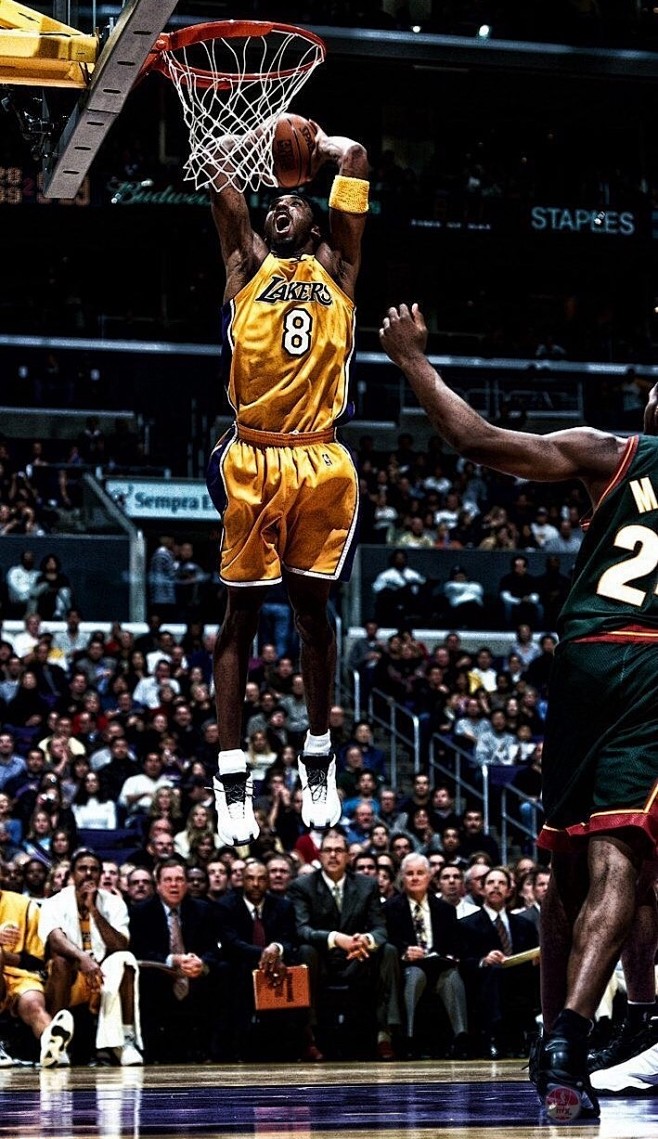 NBA：勇士险胜小牛 库里关键三分救主（NBA：库里献关键三分定胜局 勇士险胜小牛）