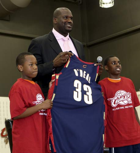 孤立无援？伊萨克上半场仅触球11次传球4次，没有射门（伊萨克上半场受限：仅11次触球、4次传球，零射门）