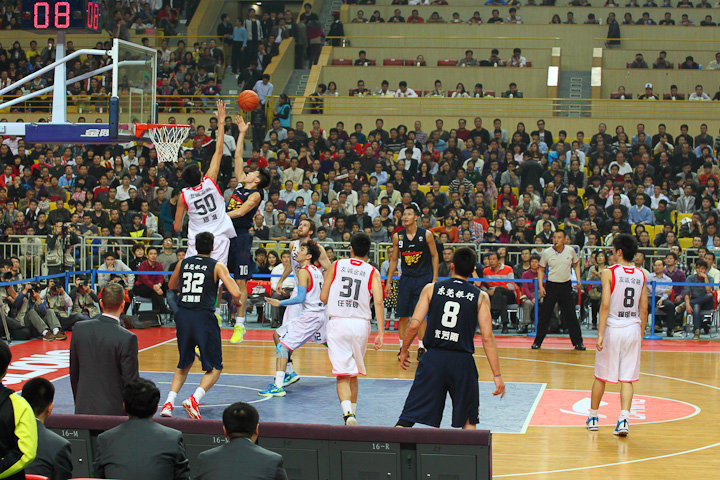 前阿森纳妖锋有望加盟中国联赛，无需转会费，两家西亚劲旅来抢人（前阿森纳前锋或以自由身加盟中国联赛，西亚两大劲旅加入争夺）