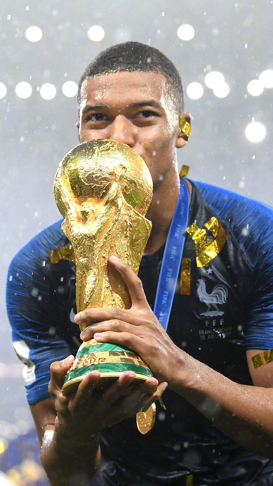 跌跌撞撞但是很有效！奎因转身过掉奥科吉跨步收球上篮得分（踉跄却高效！奎因转身摆脱奥科吉，跨步收球上篮得手）