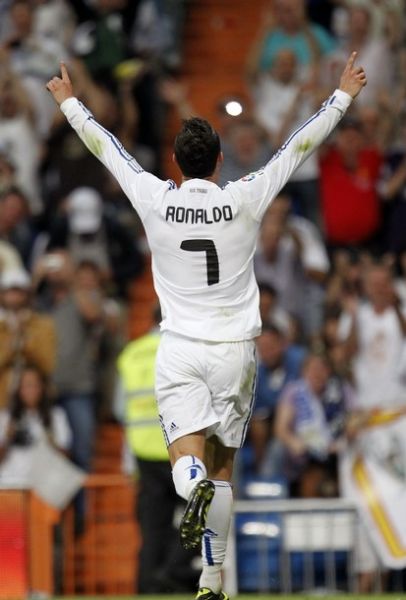 梅西妻子安东内拉晒照 红唇皮衣秀傲人曲线(图).